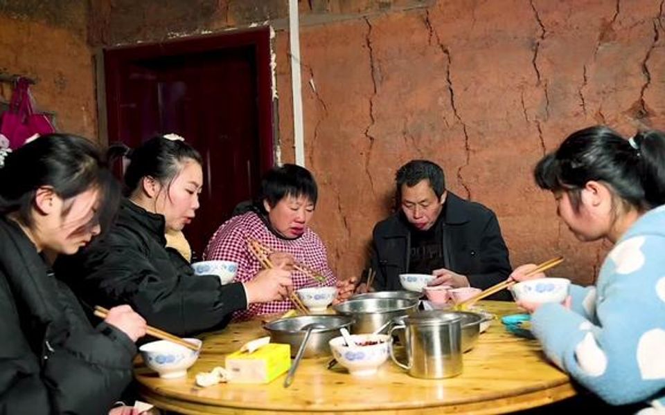 洪霞妹妹放假钟小飞竟主动接也许大姑姐远嫁不能回家让他知道了手足