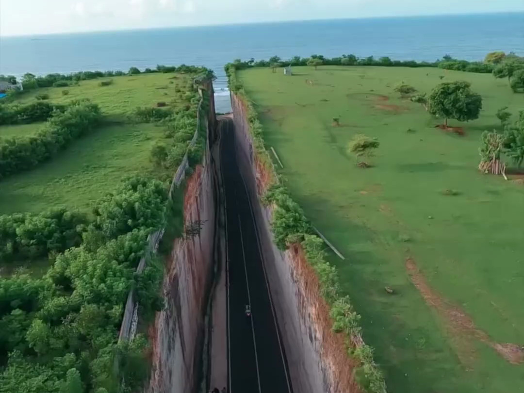 巴厘岛的悬崖公路�pantai batu barak,这是通往潘达瓦海滩的唯一