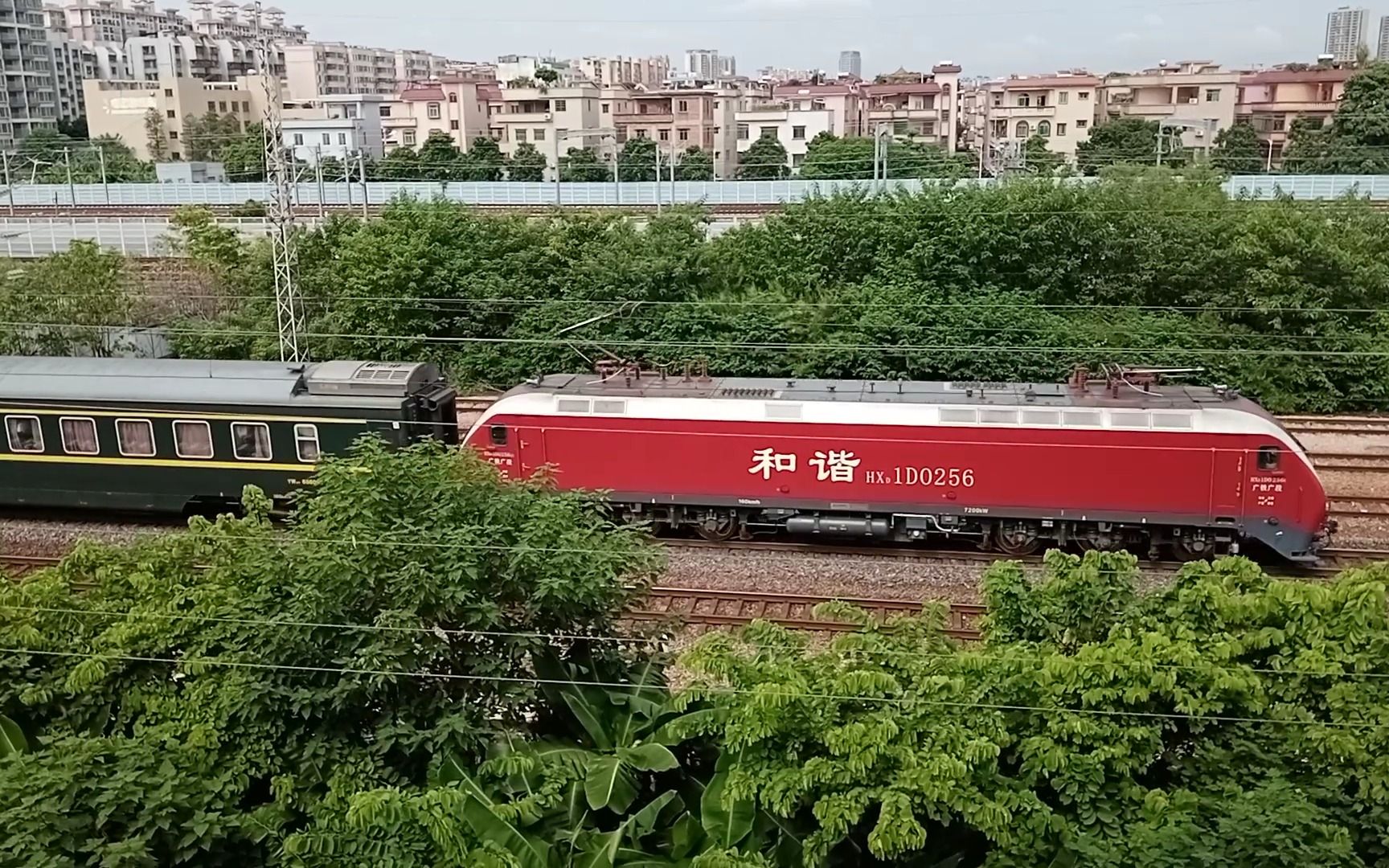 广铁广段hxd1d牵引广藏直特z265次列车从广州北通过