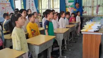 Tải video: 音乐与语文是相通的，学习音乐先要学习歌词，学习字的发音和咬字，现在让我们把舞台交给孩子们，心有多大舞台就有多大