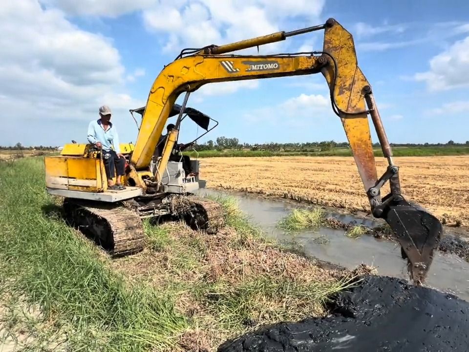 挖掘机在越南清理河道