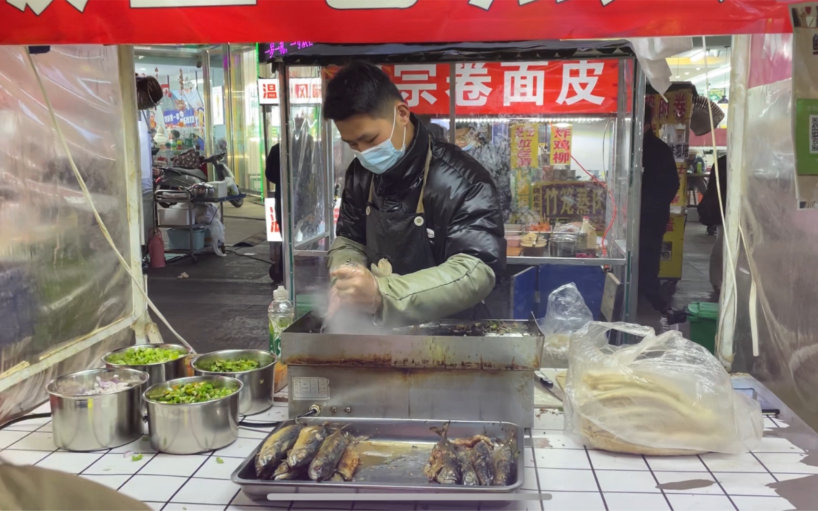 03年男孩摆摊记,准备了100条鱼看一晚上能卖出去多少哔哩哔哩bilibili