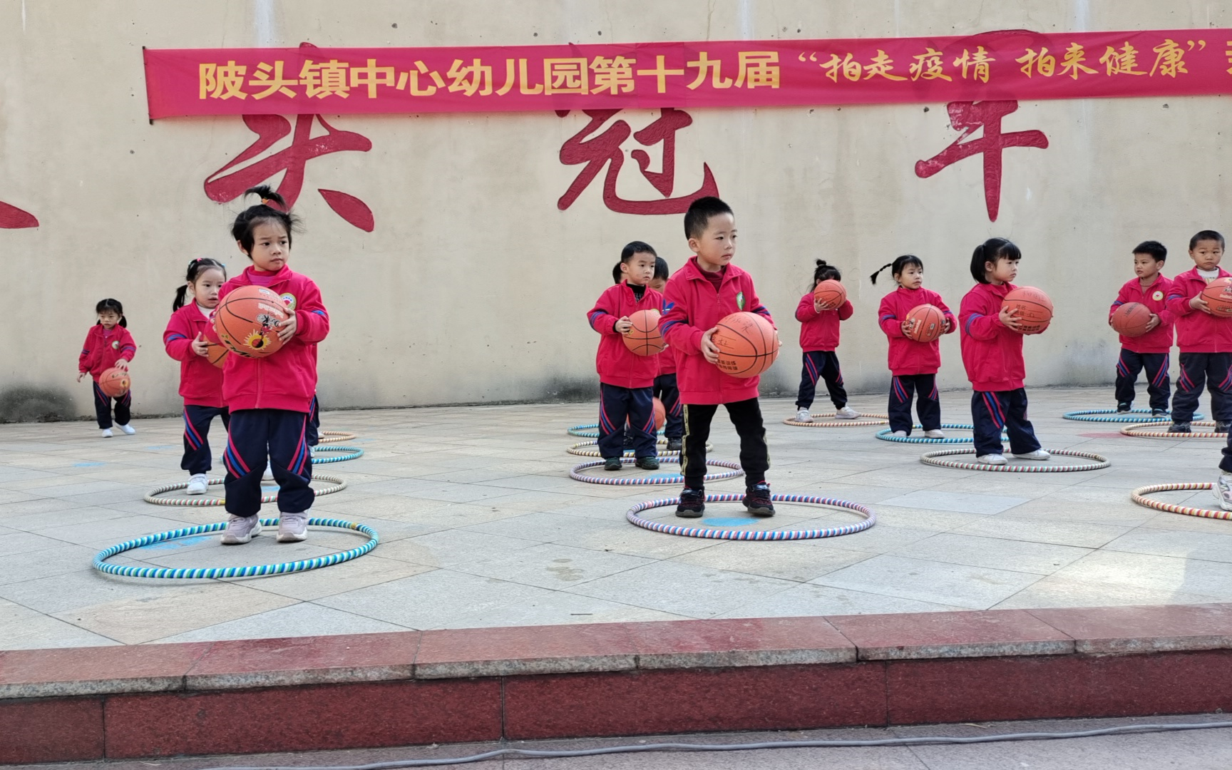 [图]2021年陂头镇中心幼儿园第19届亲子运动会