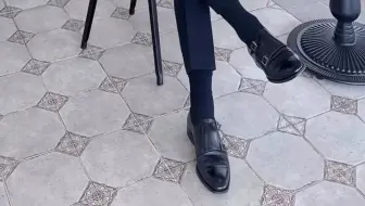 帅气正装皮鞋男模