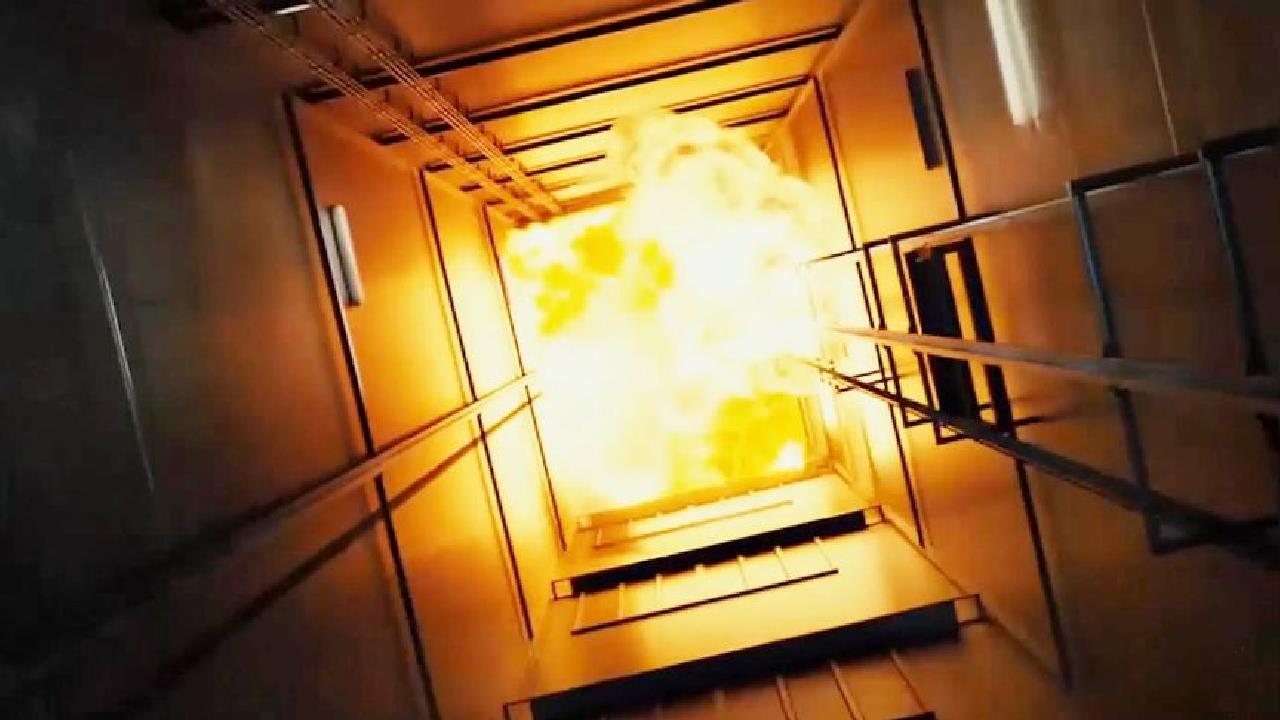 电影:摩天大楼发生火灾,人们争前恐后挤电梯,殊不知里面是地狱