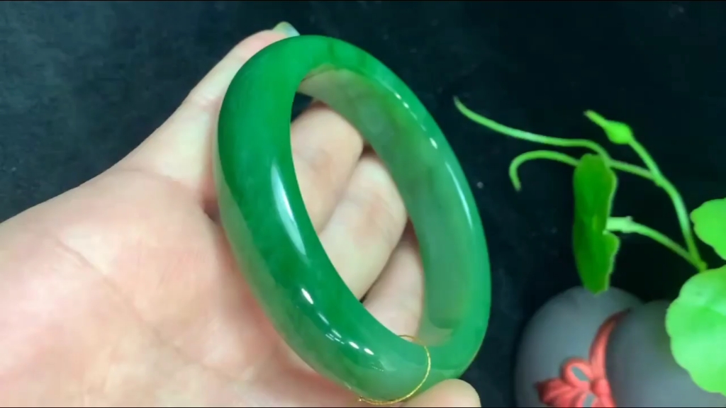 和田玉碧玉阳绿手镯57mm口径,俄料老料 玉质细腻 脂粉油性十足 色泽