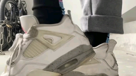 【挠白袜男孩脚】最新视频来袭,快来看看吧!