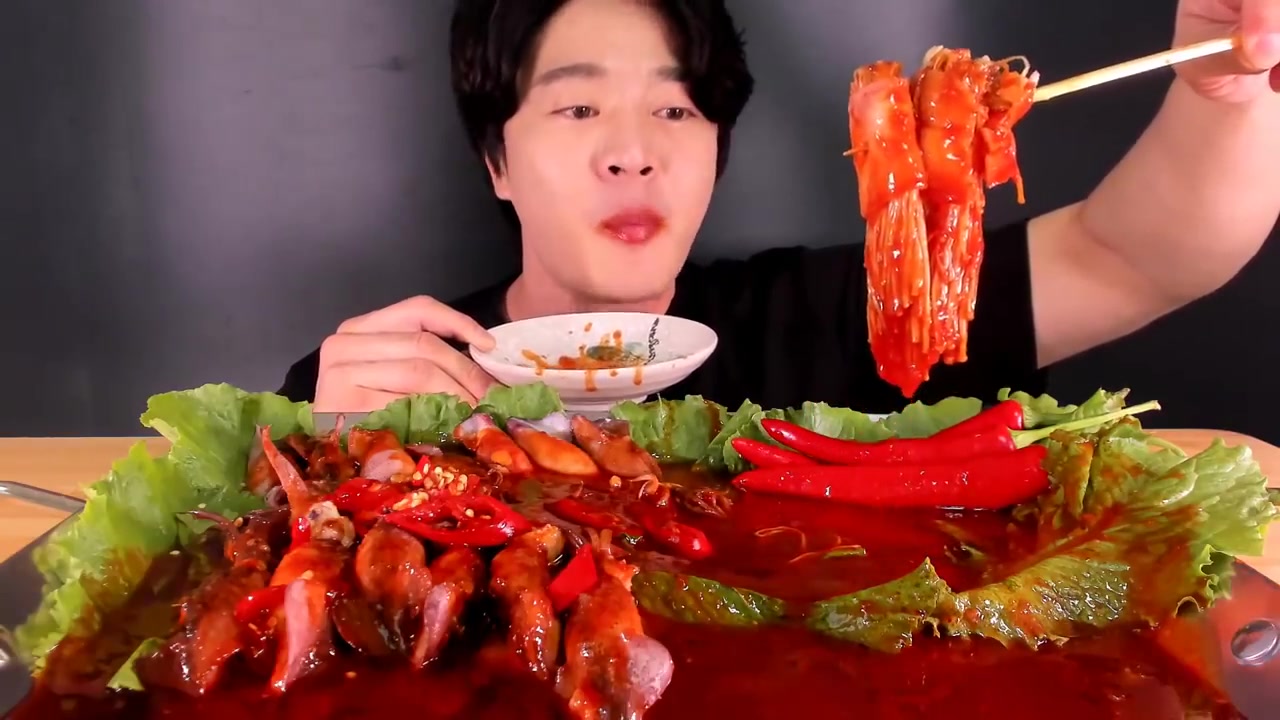 超级大胃王吃超级海鲜!小鱿鱼和培根包裹蘑菇辣酱