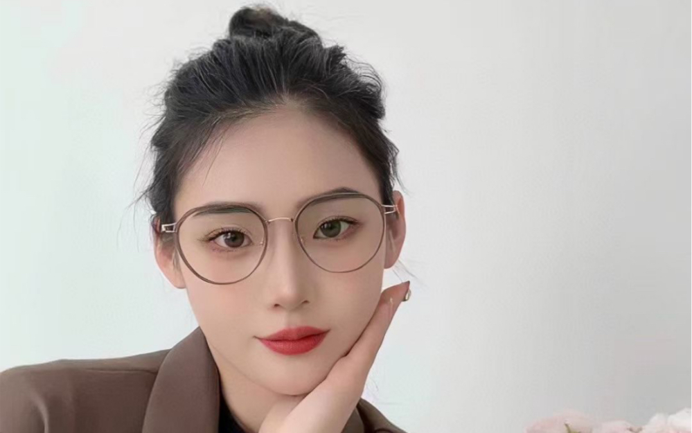 carin#卡琳眼镜#超轻钛 olsen c 小姐姐上脸茶色好时尚,很衬肤色,高