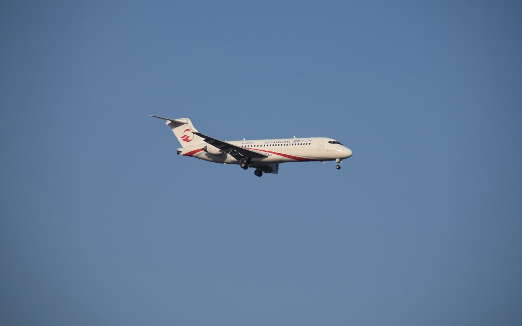 一二三航空arj21降落浦东机场东跑