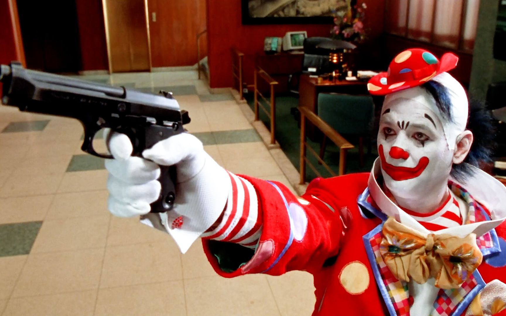 劫匪扮演小丑抢银行无奈没有人相信只能开枪证明身份喜剧犯罪电影