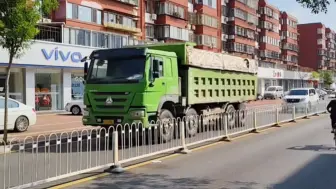 Скачать видео: 【卡车实拍】自卸车倒短运输，这路况挺考验技术啊（2024.09.17）