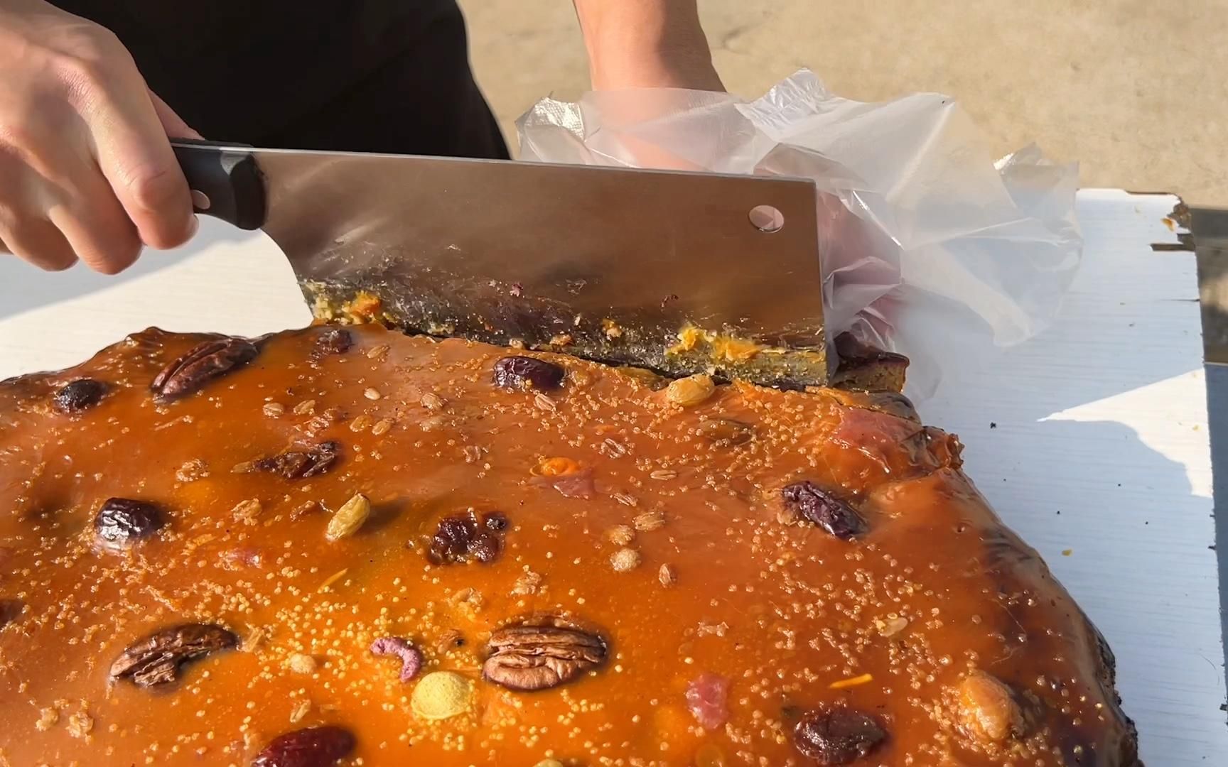 大叔在街角摆摊卖切糕,10元一两,女孩买30元,一刀切下变50元