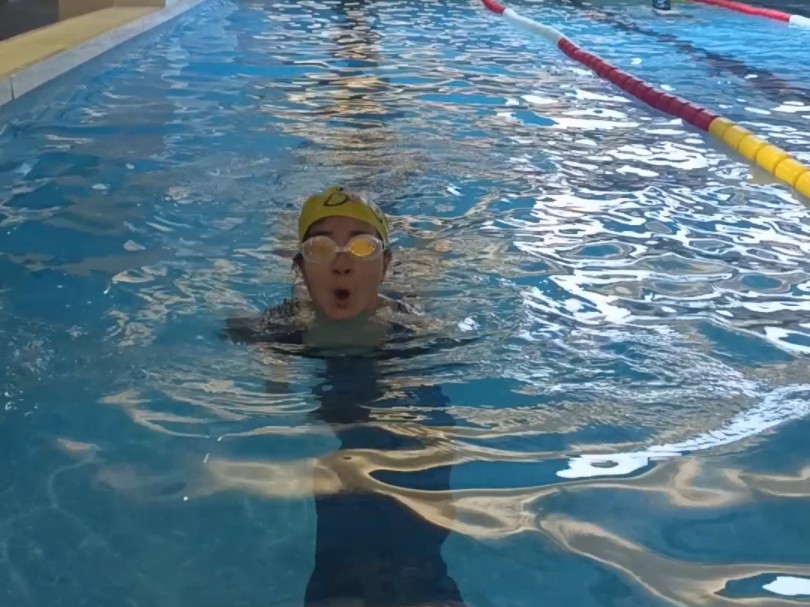 记录西安美女lulu初学游泳第三节课,摘掉水袖,徒手换气成功