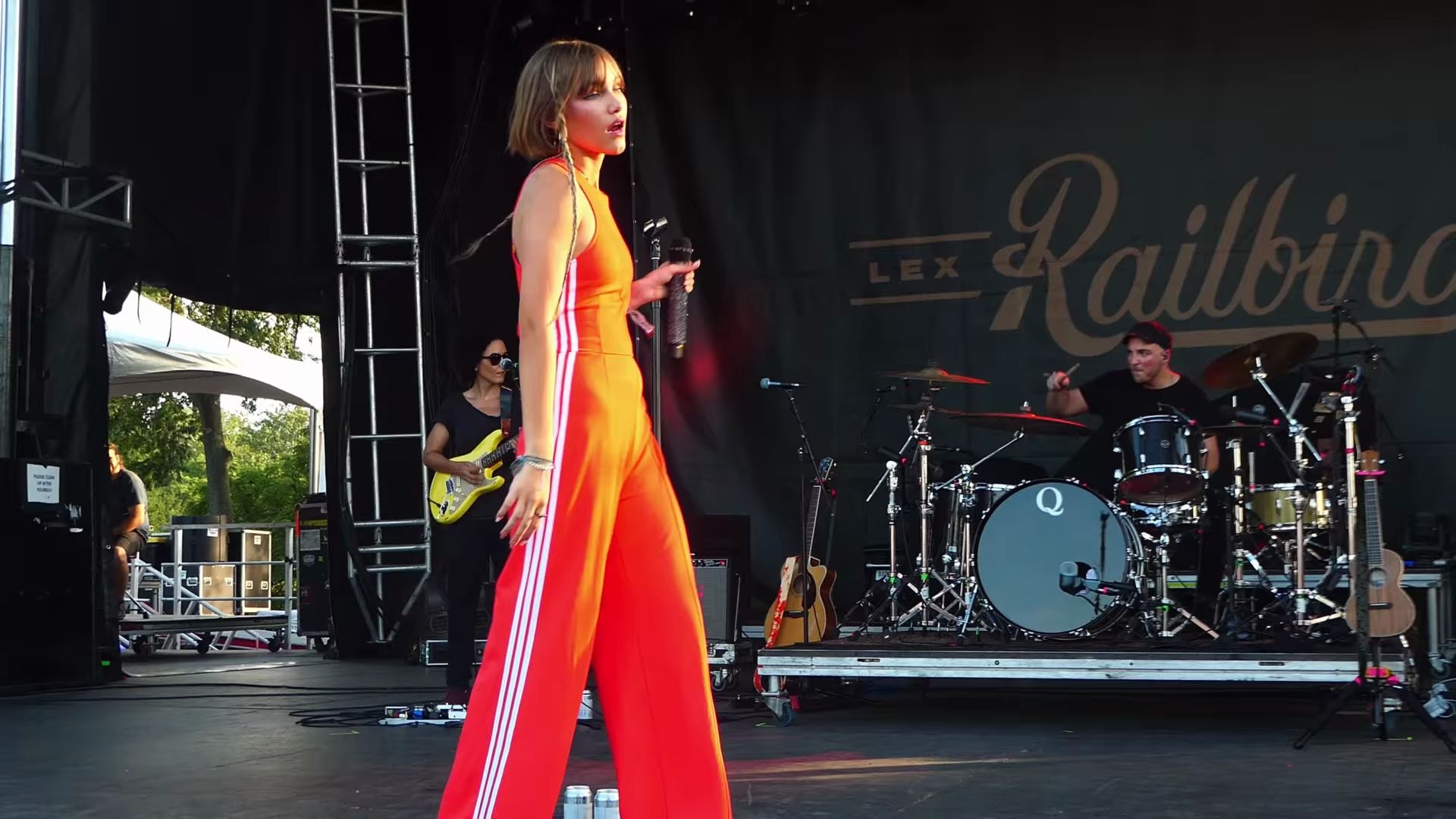 [图]Grace VanderWaal covers the Turtles' 'Elenore', Railbird Festival, Lexington, KY