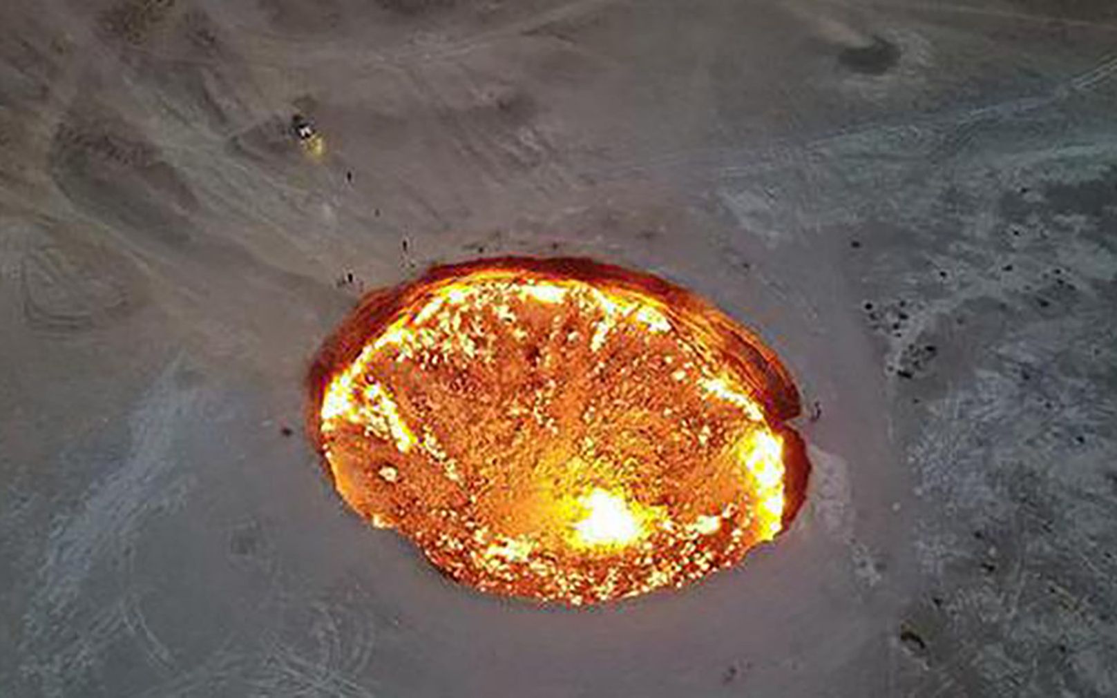 沙漠巨坑发现35亿吨石油,燃烧了50年损失上百亿,为何无人敢开采?