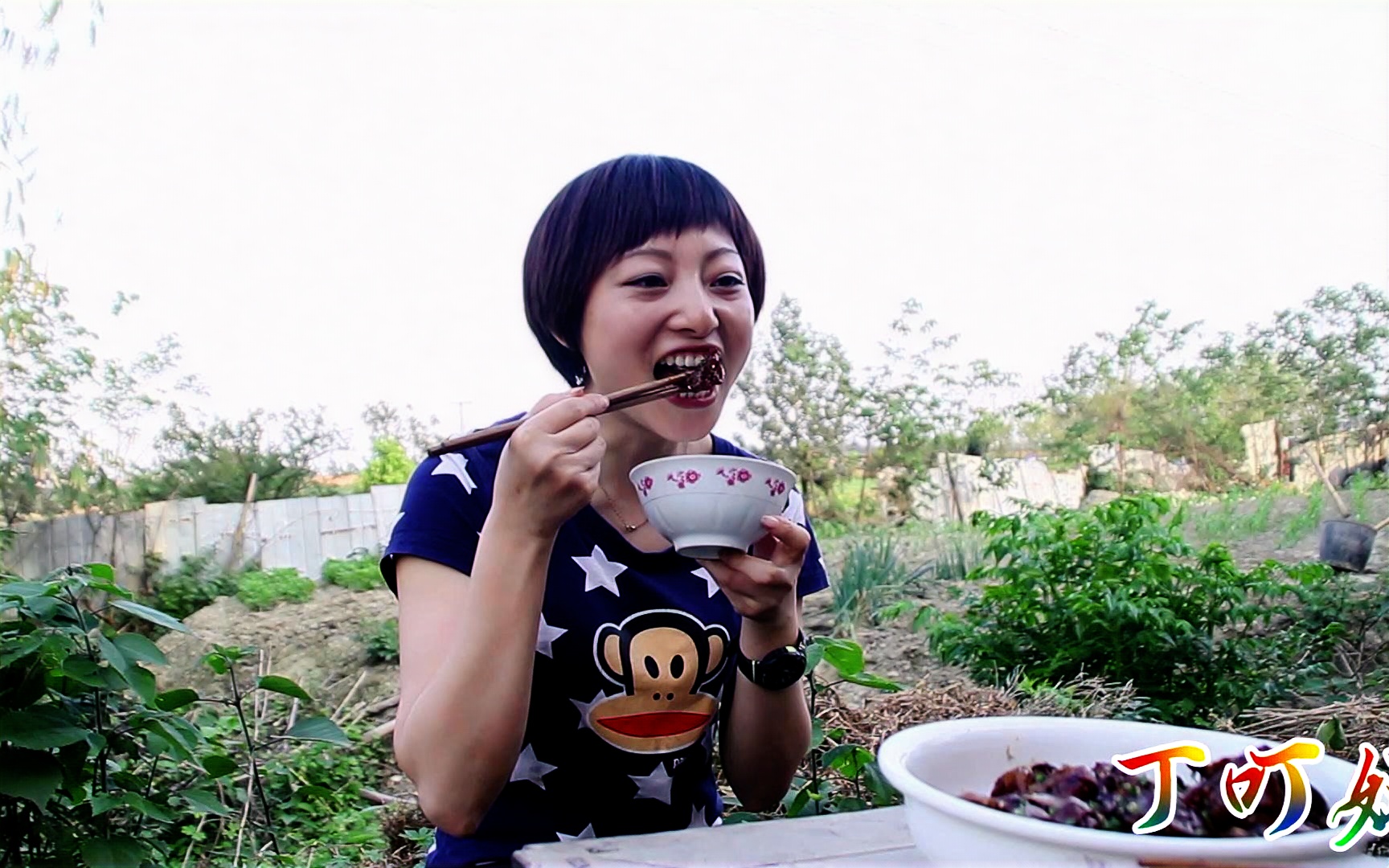 【卤猪蹄】农村幺妹儿一根猪蹄一杯酒,这就是幸福,看得流口水_哔哩