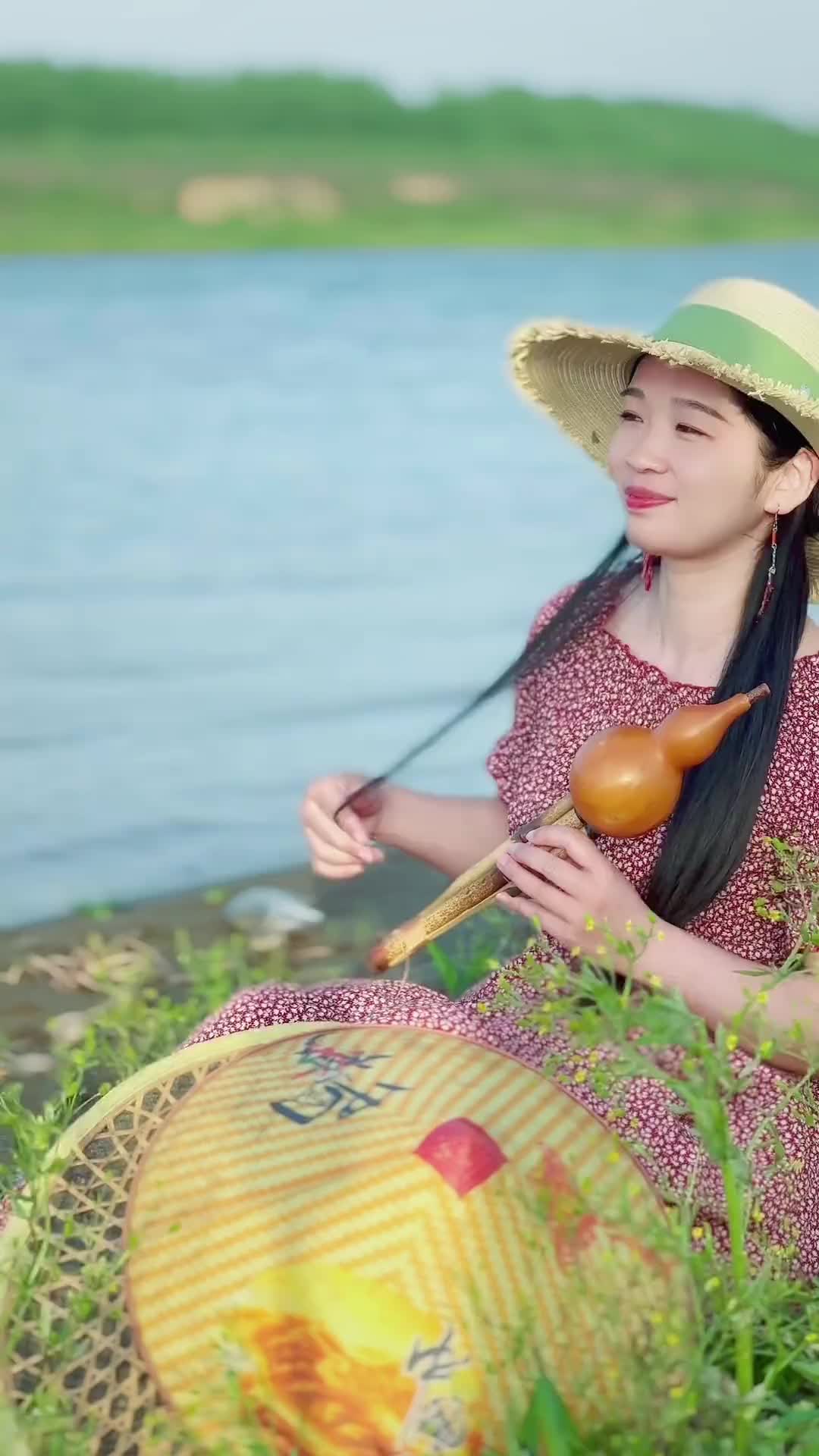 气质美女海边用葫芦丝演奏一曲经典老歌踏浪葫芦丝经典老歌纯音乐