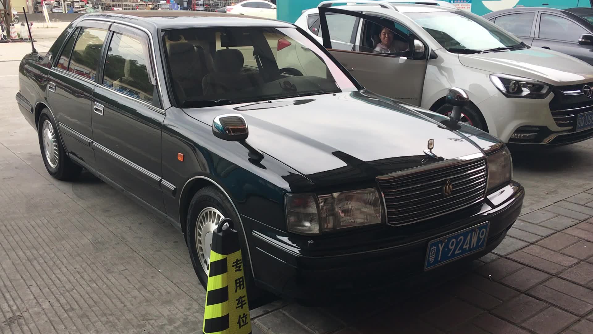 服务站拍第十代皇冠-toyota crown 3.