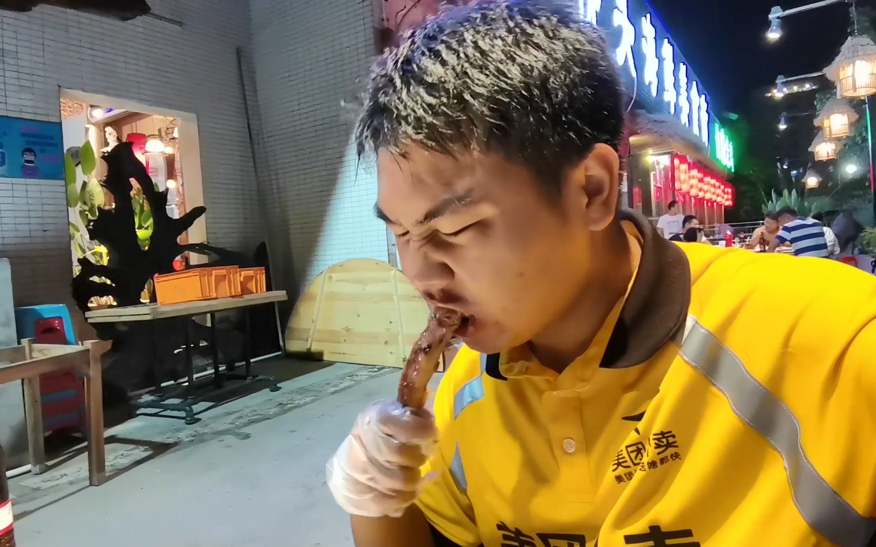媳妇请客吃饭,外卖小哥不好意思去,怕别人说自己是个送外卖的!
