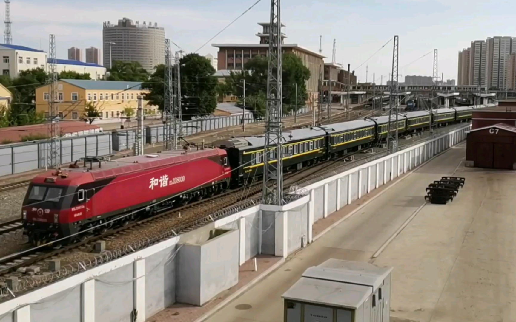 6月7日齐齐哈尔拍车:k980次列车(齐齐哈尔～西宁)驶出齐齐哈尔站