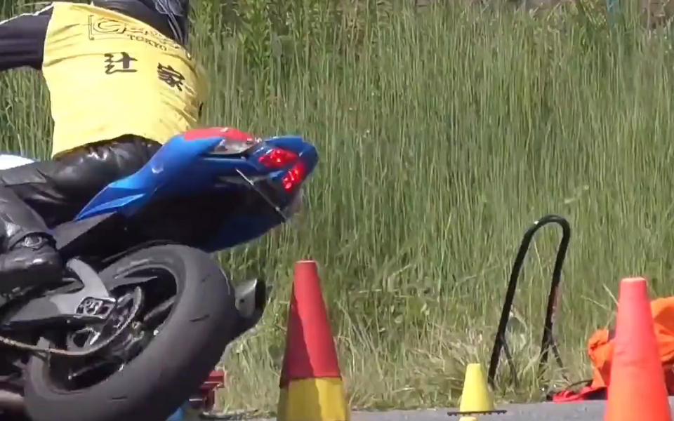 金卡纳绕桩比赛翻车现场!#专业动作请勿模仿 #金卡纳