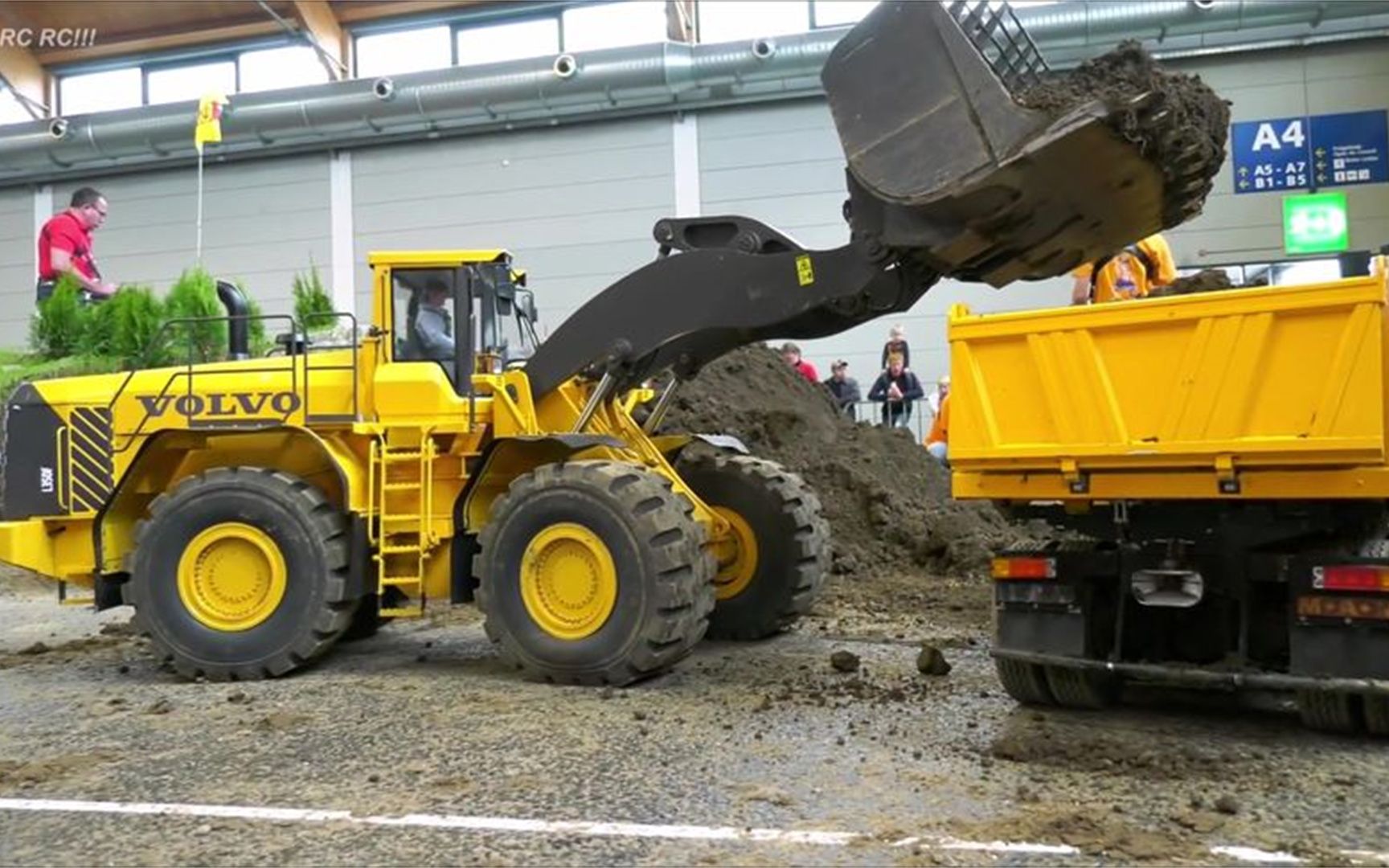 动力强劲的沃尔沃装载机,要不是有参照物,还以为它是真机