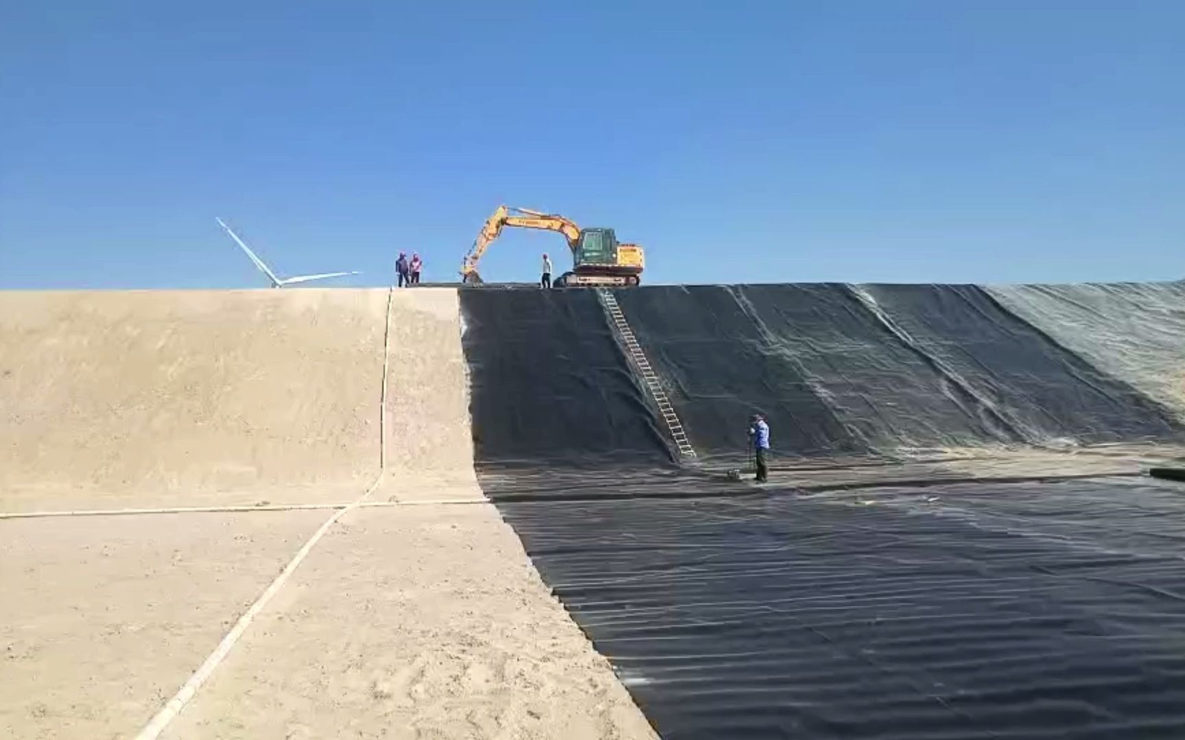 牛场氧化塘防渗施工项目顺利铺设hdpe土工膜