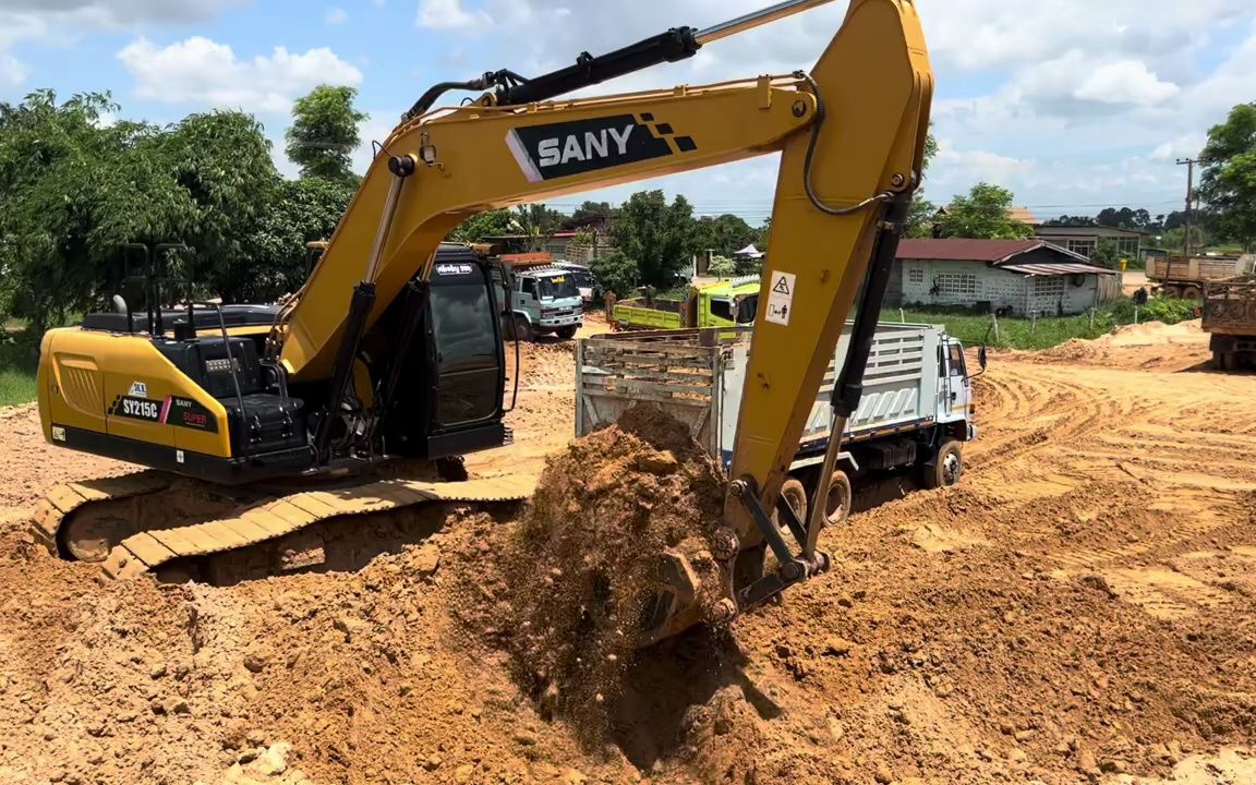 国产三一sy215c挖掘机出口泰国,在工地施工
