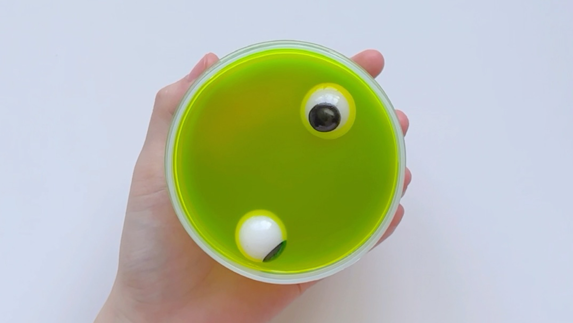 一抹荧光黄绿色