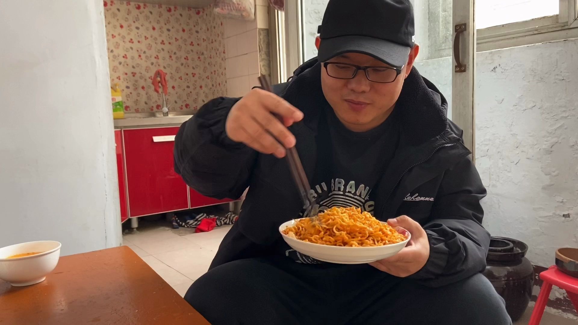 最漂亮的老婆做的火鸡面,放了两袋火鸡面的辣酱,小城平哥会吃吗,吃完