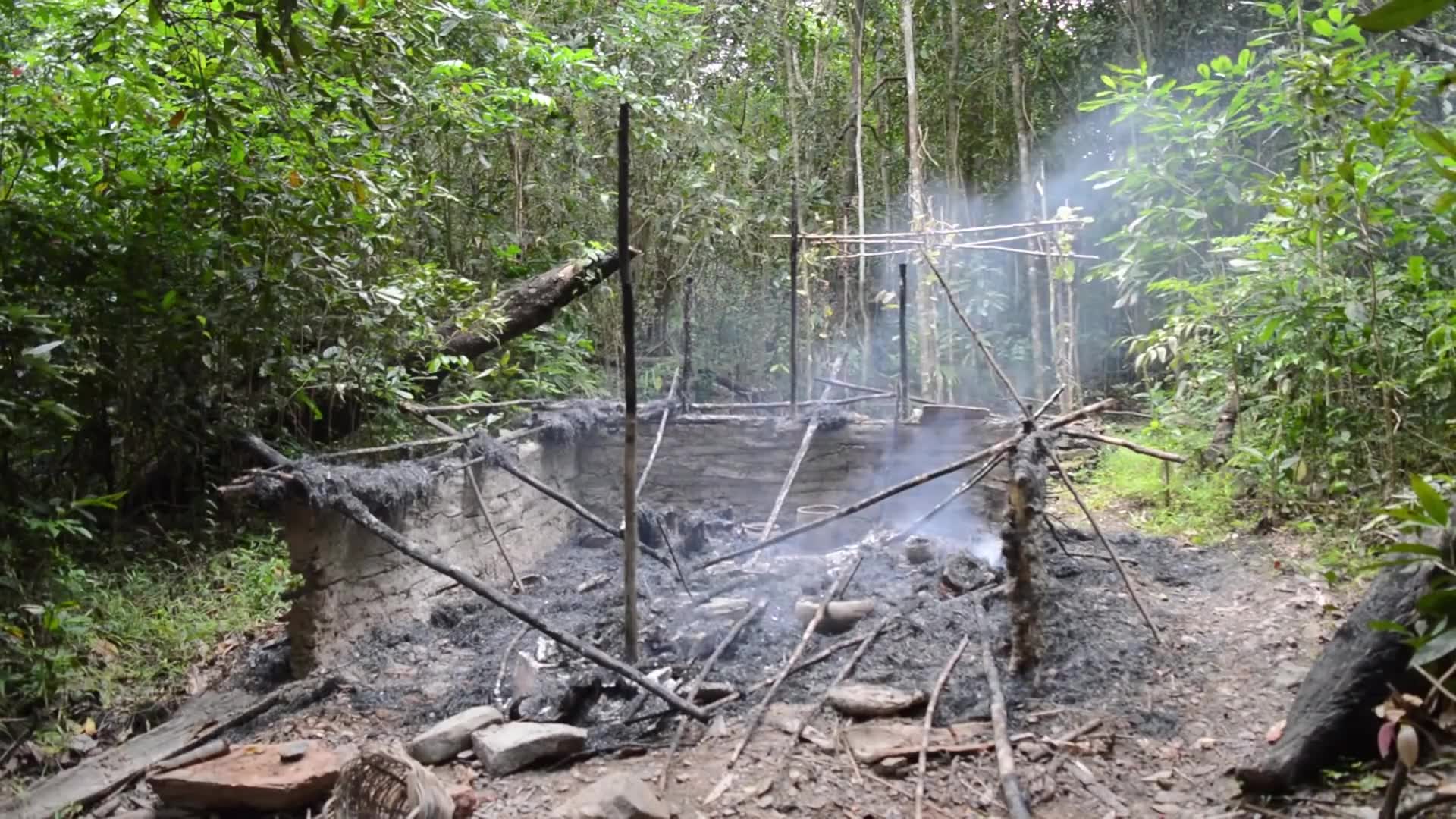 [图]Primitive_Technology_Hut_burned_down__built_new_one-小屋被烧毁，建造新的