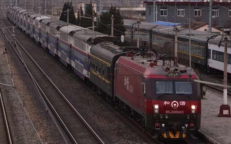 中国铁路京广铁路纪念向t55次旅客列车通过良乡站