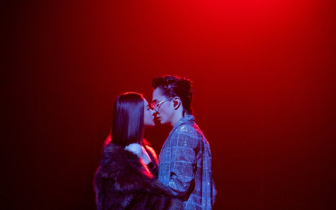 戚薇李承铉天上飞全身上下透着一股子欲李承铉的手一会摸腰以下一会摸