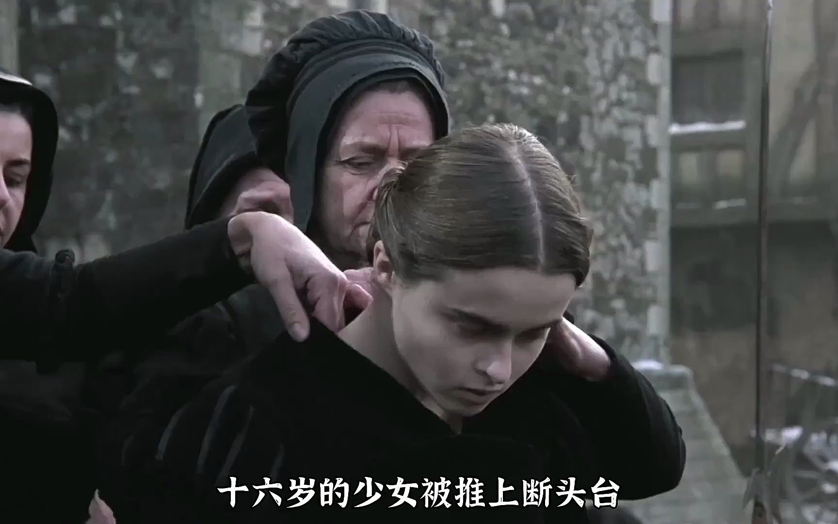 十六岁女王被推上断头台,因身材太矮小,摸不到垫头的位置