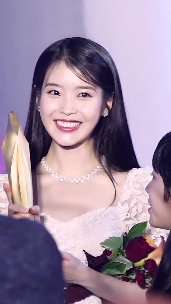 iu 笑起来甜度爆表啊,最后那个回眸太心动了! 高清