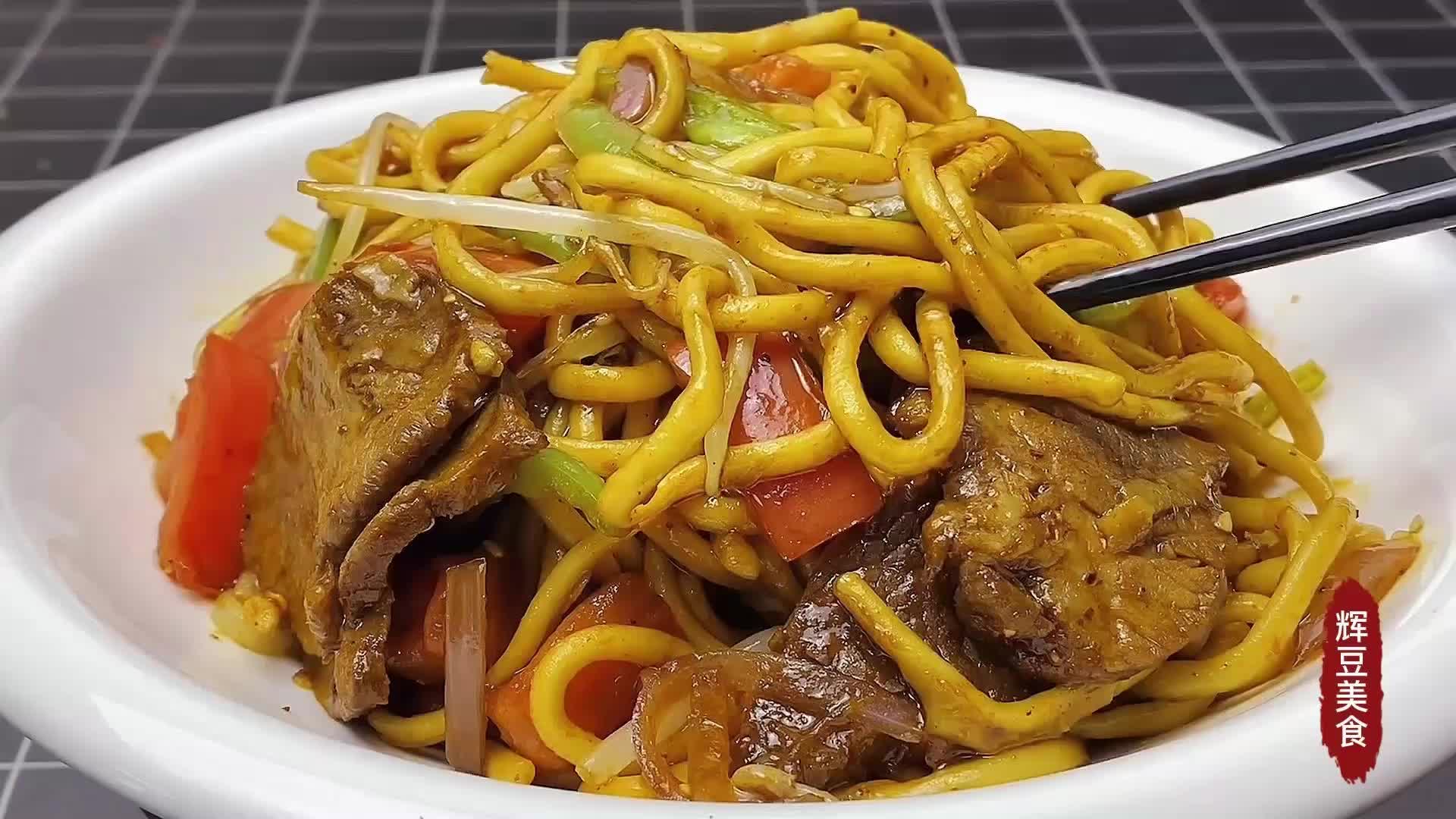 面条买回来不要走煮着吃,试试这道牛肉炒拉条,做法简单好吃美味