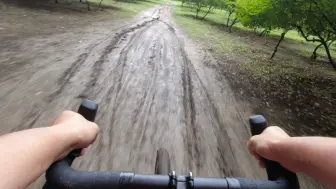 Скачать видео: 骑瓜车雨后玩泥巴的快乐