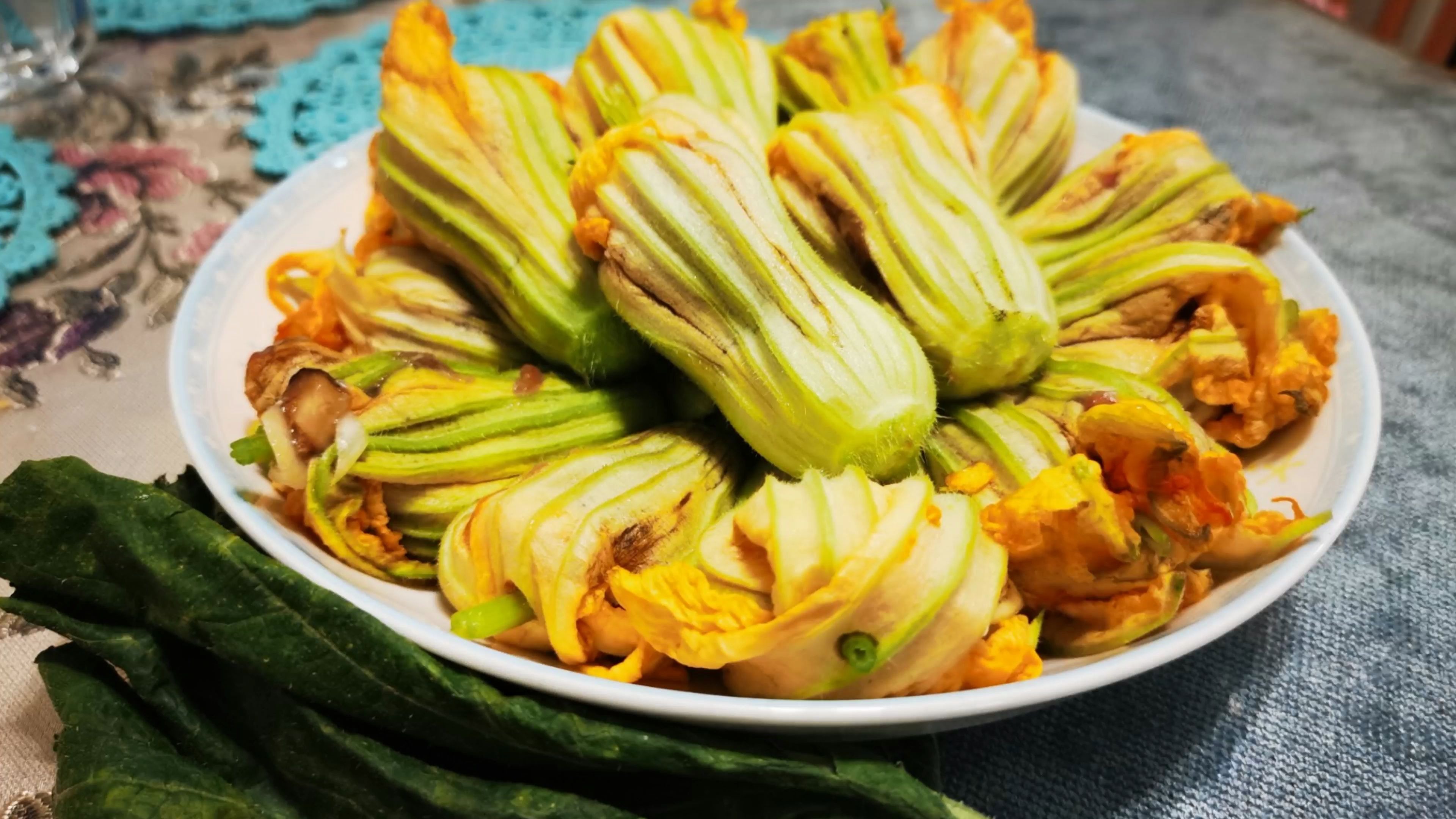 广西这边南瓜花怎么吃?买一把南瓜花,做一道美食,南瓜花包肉