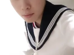 Tải video: 直接穿JK女装，还有一双裤袜，不戴假发了，男生也可以穿女装嘛，你们觉得我颜值如何？