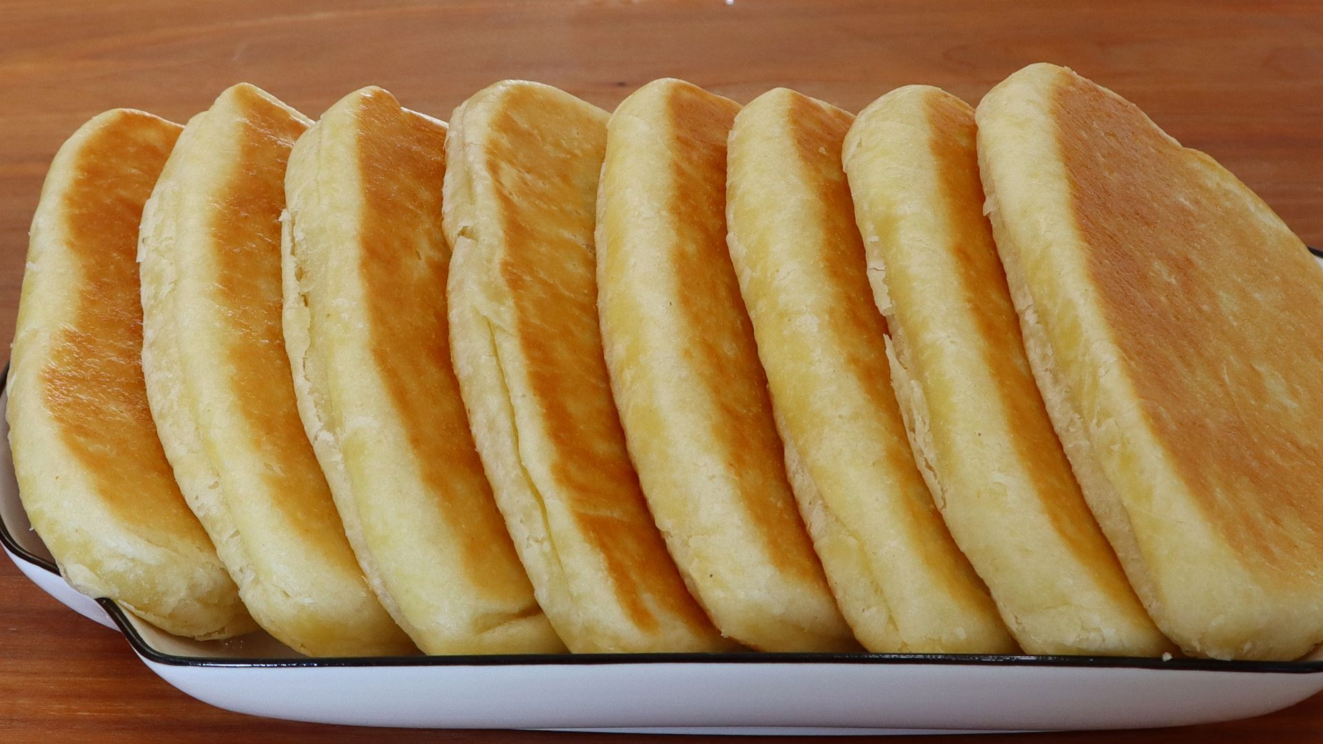 三角咸味烧饼,夹肉夹菜都好吃,外酥里软还多层