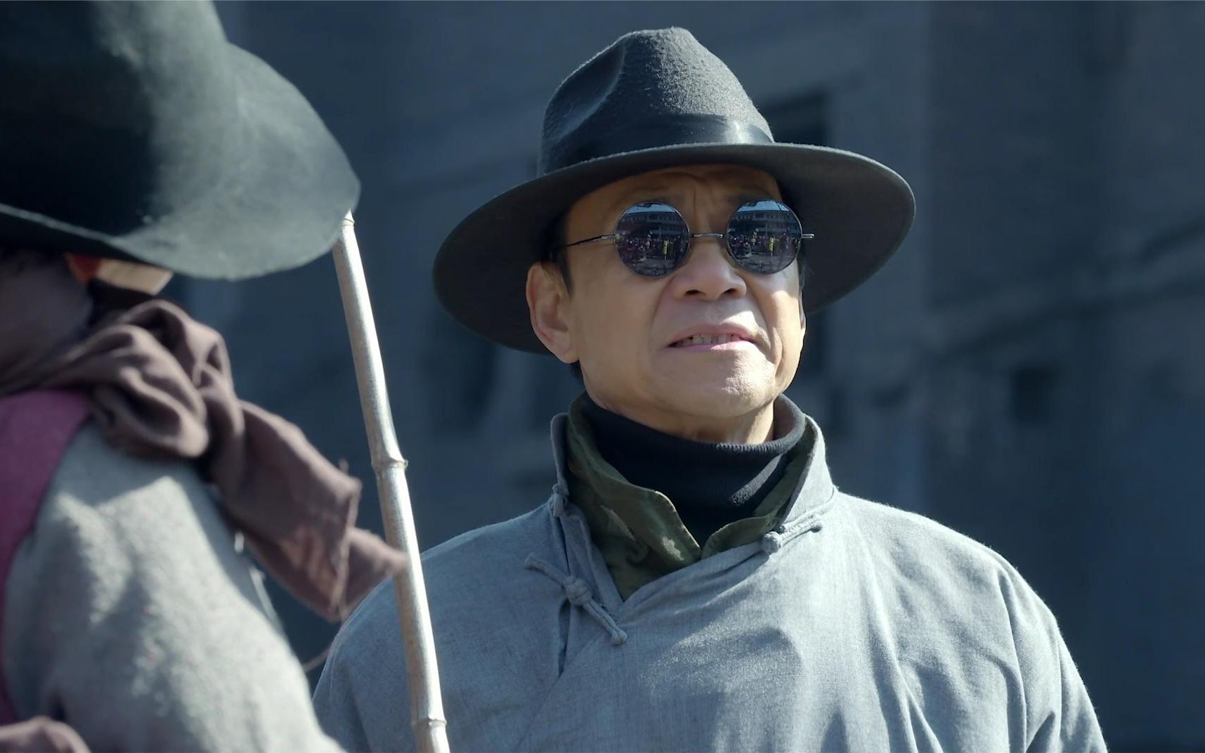 绝命枪24:绝命枪生死逃亡,假扮盲人躲避日军检查,狼狈不堪