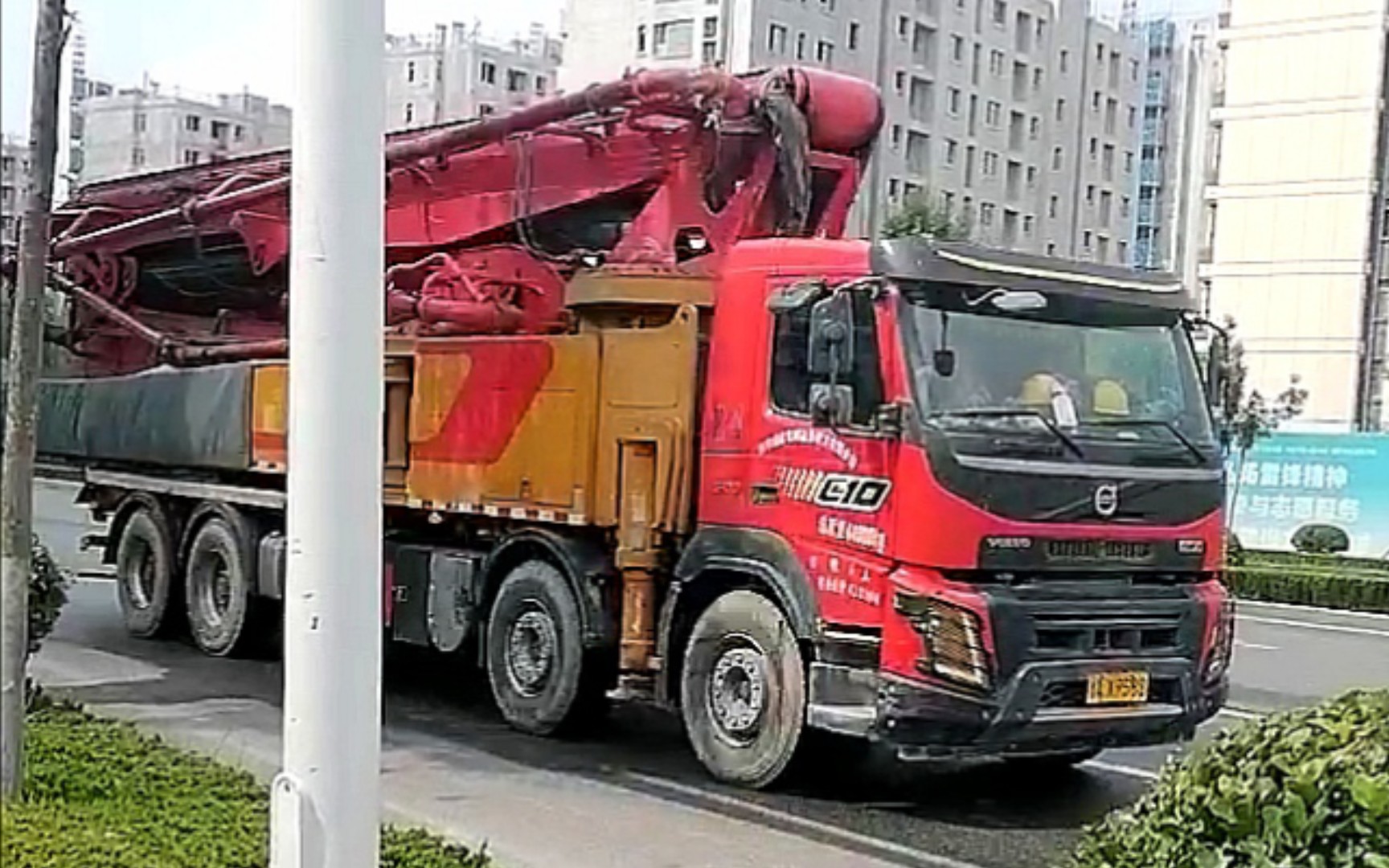 沃尔沃fmx500 8×4泵车(三一上装)