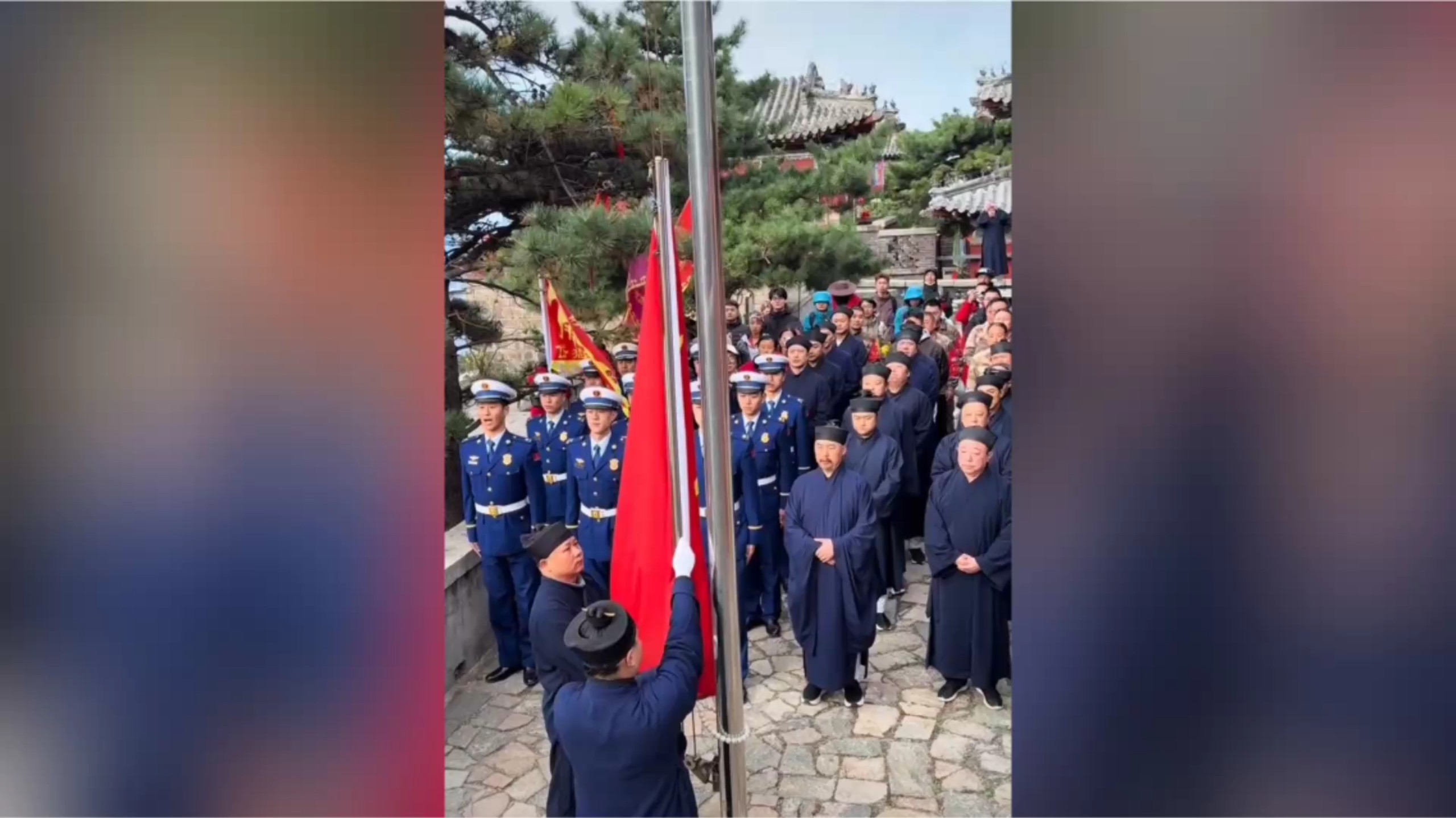 国庆假期在泰山碧霞祠，第一次见道长升国旗！