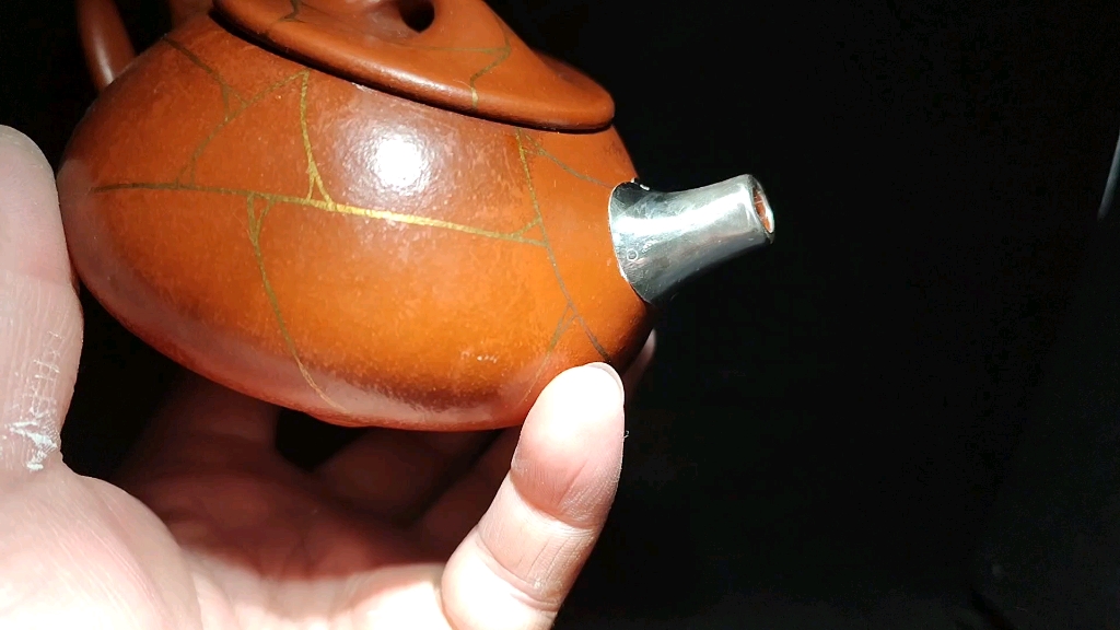 紫砂壶壶嘴儿磕缺包银嘴儿修复
