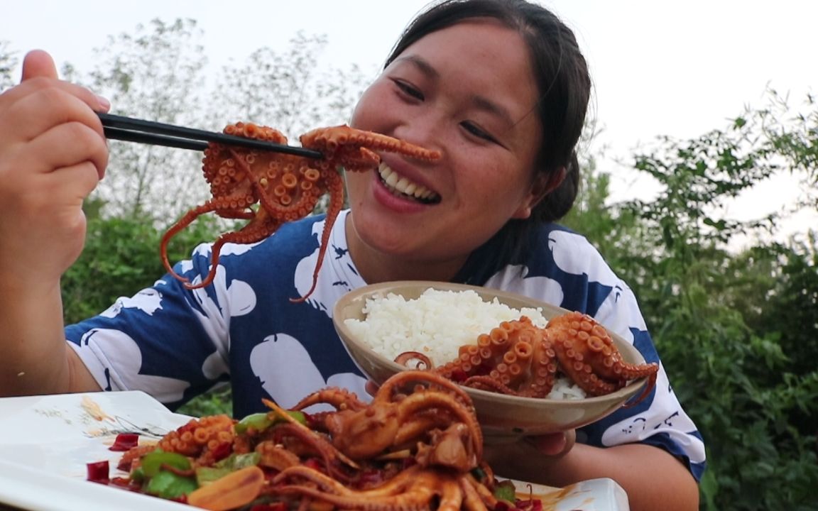 胖妹换新衣买80元八爪鱼来庆祝香辣解馋一人吃小半盆过瘾