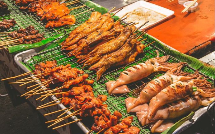 小厨啊光今天刚发工资,跟小伙伴们整顿烧烤大餐!羊肉串吃到饱!