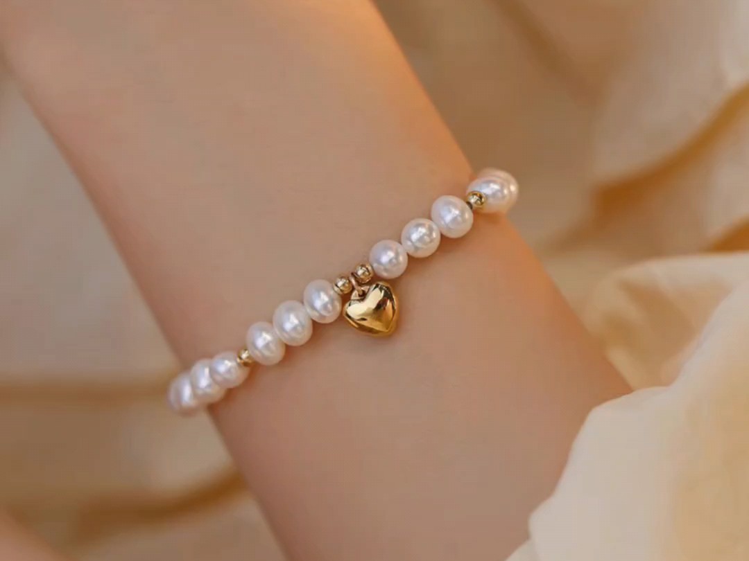 小爱心淡水珍珠手链少女感ins金属风气质简约百搭轻奢通勤手串女