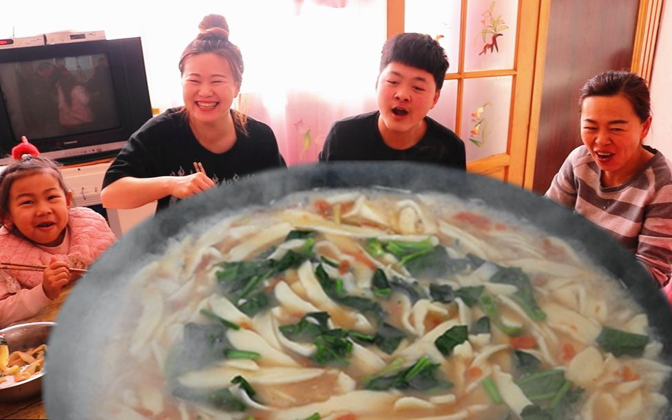 二美做东北面片汤早上做1大锅外甥吃5盆一点都没剩