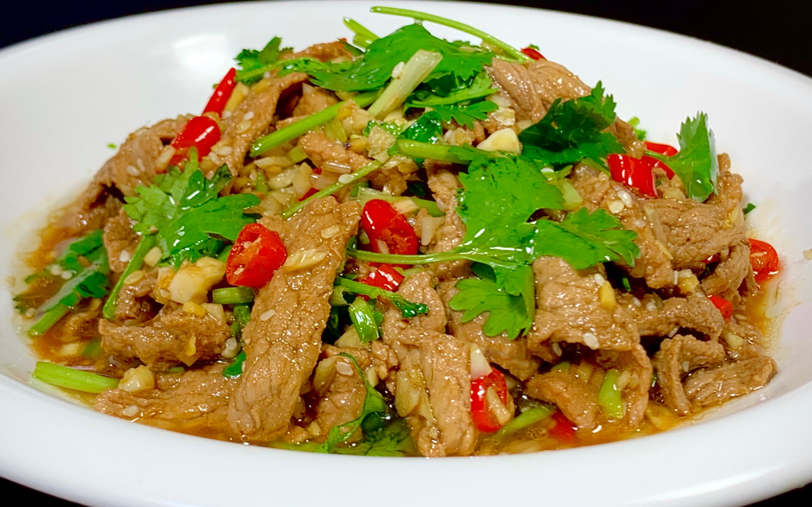 瘦肉别再炒着吃,换成新做法,凉拌肉片香辣爽口,吃起了太过瘾了